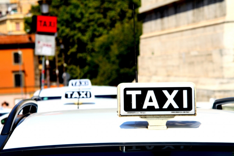 taxis-LES ARCS-min_taxi_auto_rome_road_white-1051610